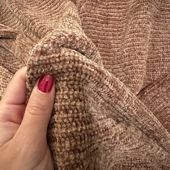 Boutique Sweater with the cutest silhouette - Picture 4 of 5